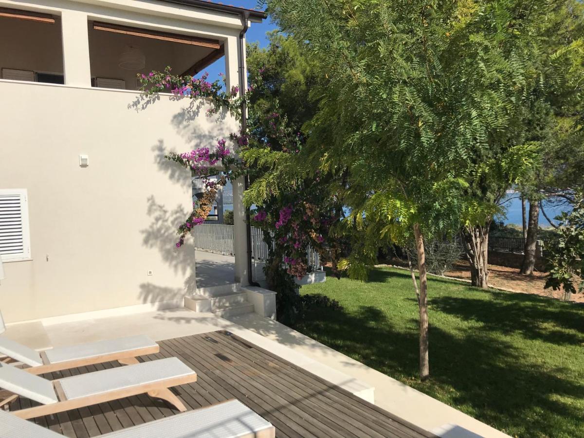 Luxury Family Beach Front Villa - Sunday Beach House สลาทิเน ภายนอก รูปภาพ
